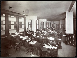 Férfiak és egy nő a Metropolitan Life Insurance Co. irodájában, a 23rd Street és a Madison Avenue, New York-i irodában, 1907 (ezüst zselatin nyomat)
